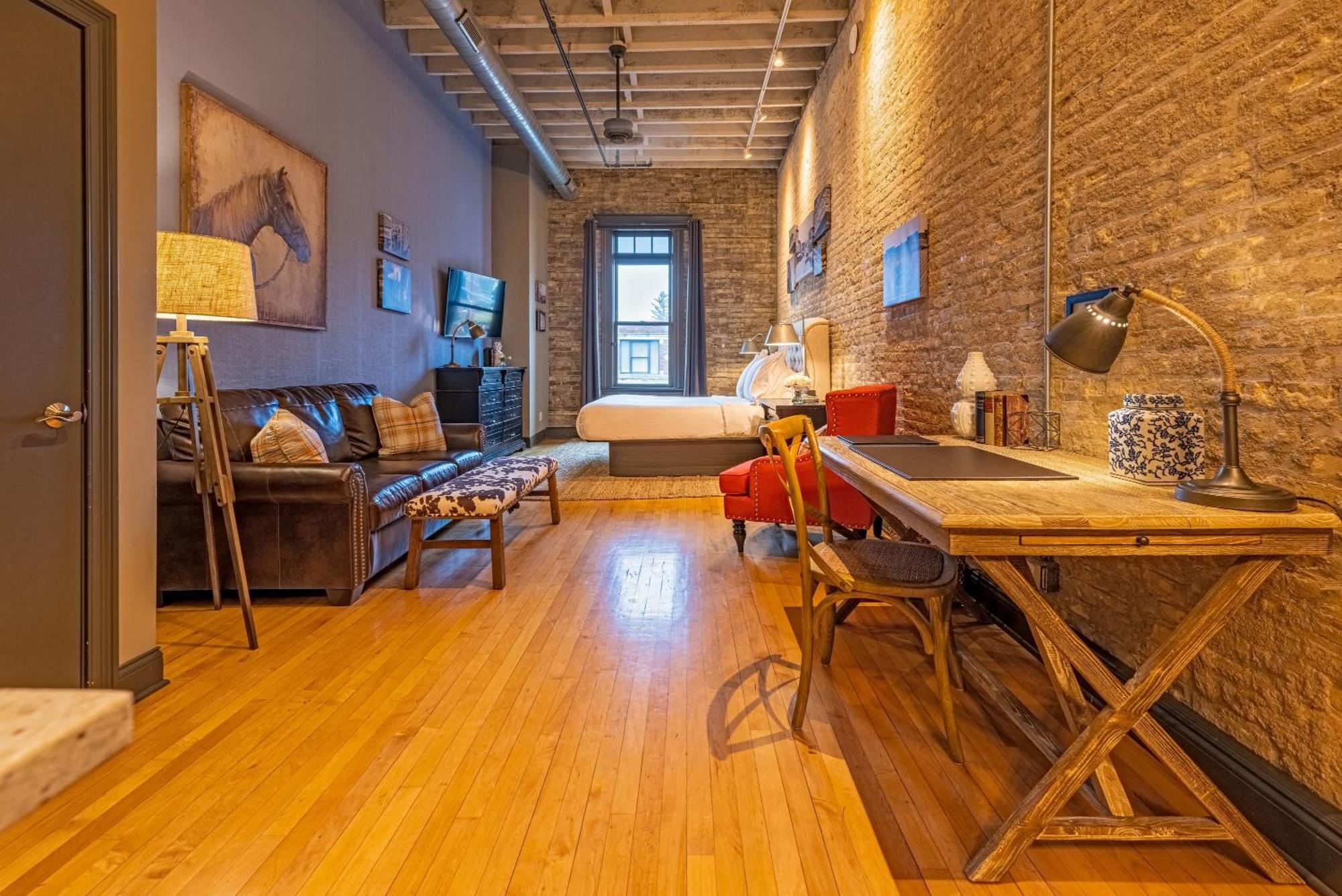Hip Urban Loft-Small Town Charm-124 Lofts #2 West Dundee Exterior photo